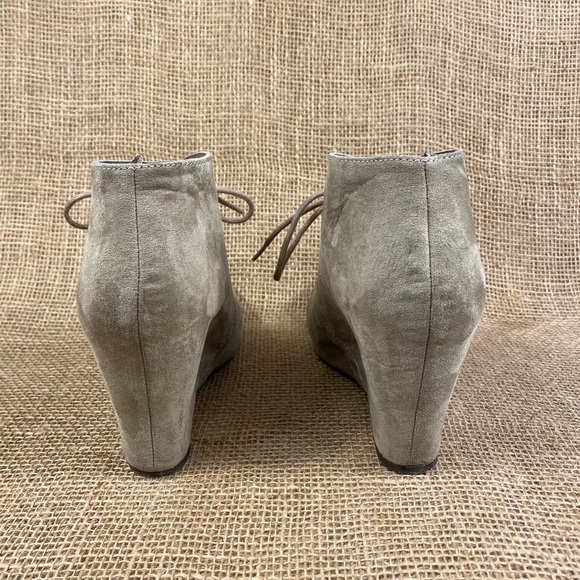 Women’s booties ankle boots wedges suede nubuck beige size 7.5 - Picture 8 of 9